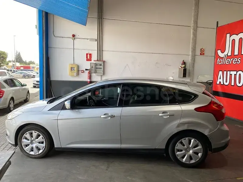 Usado Ford Focus Trend 109 CV (80 kW) 2011 Gris / plata Berlina