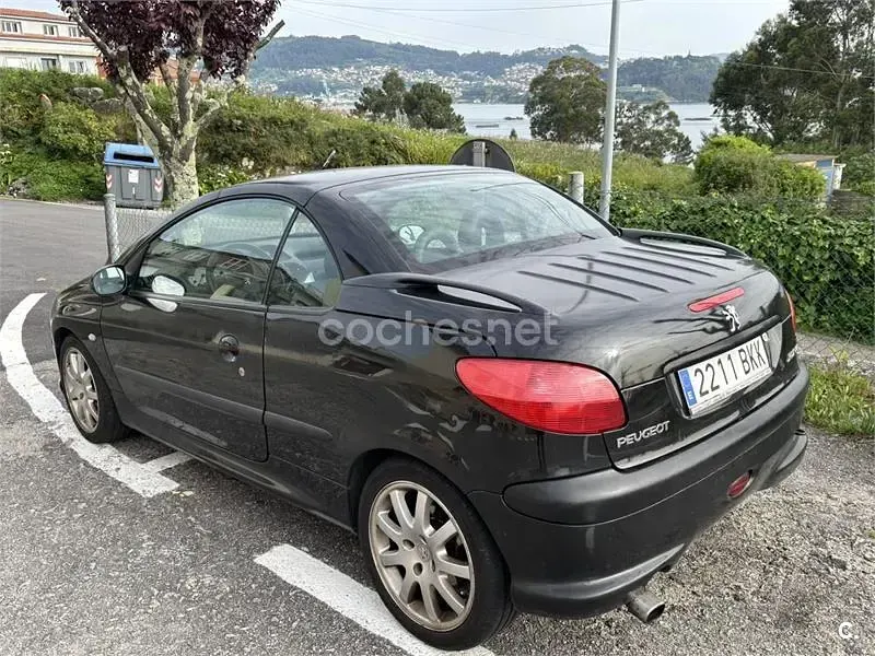 Usado Peugeot 206 138 CV (101 kW) 2001 Negro Descapotable