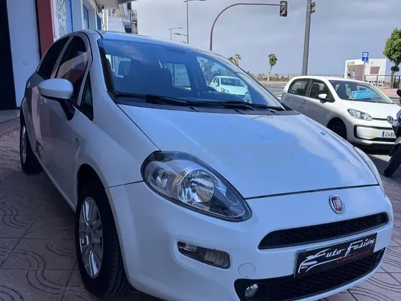 Usado Fiat Punto Pop 77 CV (56 kW) 2016 Blanco Utilitario