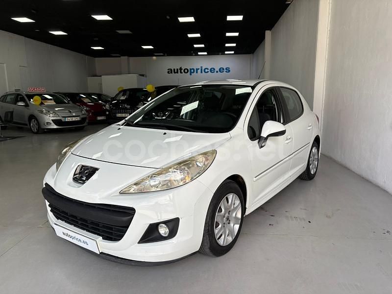 Usado Peugeot 207 Active 70 CV (51 kW) 2011 Blanco Berlina