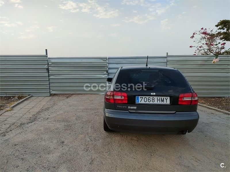 Usado Volvo V40 115 CV (84 kW) 2002 Gris / plata Familiar