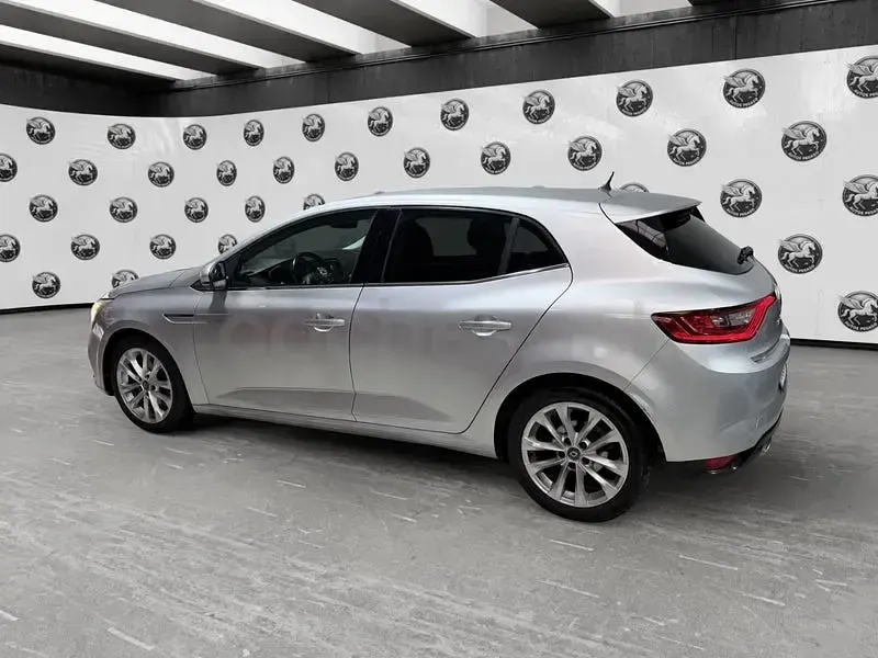 Usado Renault Mégane GT Line GT-Line 130 CV (95 kW) 2017 Gris / plata Berlina