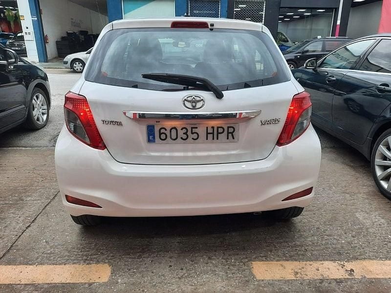 Usado Toyota Yaris Active 99 CV (72 kW) 2013 Blanco Utilitario