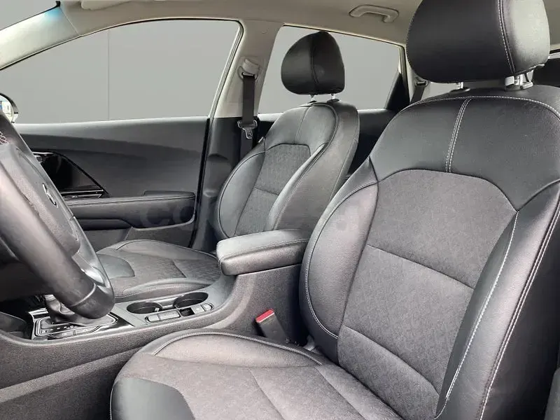 Usado Kia Niro 141 CV (103 kW) 2021 Gris / plata SUV
