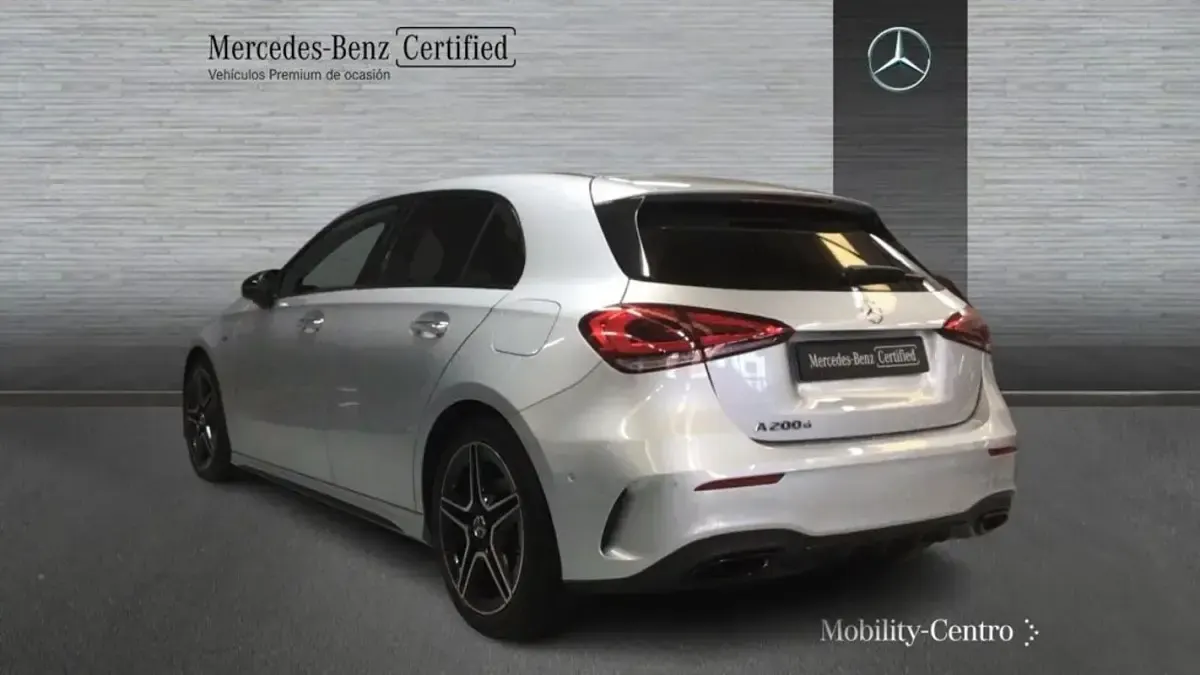Usado Mercedes A200 AMG line 150 CV (110 kW) 2022 Iridiumsilber  metalliclack Berlina