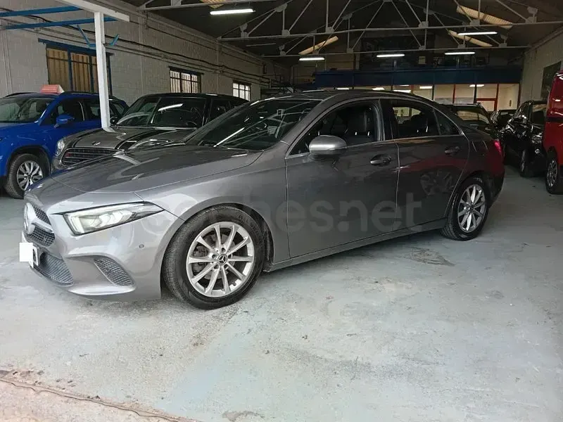 Usado Mercedes A180 116 CV (85 kW) 2019 Gris / plata Berlina