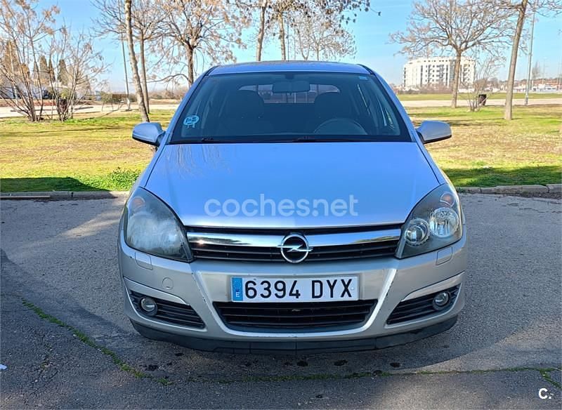 Usado Opel Astra Cosmo 100 CV (73 kW) 2006 Gris / plata Berlina