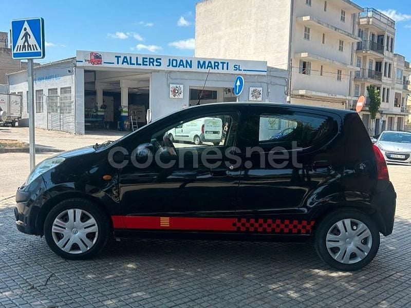 Usado Nissan Pixo Acenta 68 CV (50 kW) 2010 Negro Utilitario