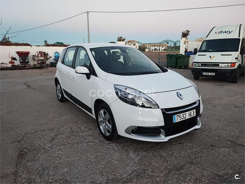 Usado Renault Scénic III Expression 95 CV (69 kW) 2012 Blanco Monovolumen