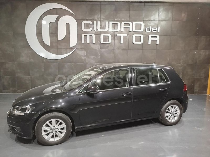 Negro Usado 2018 VW Golf VII Business Berlina | 17.900 € (Un poco caro) - Imagen 1/4