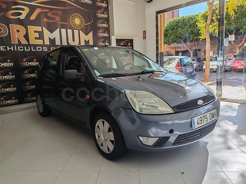 Usado Ford Fiesta 68 CV (50 kW) 2005 Gris / plata Berlina