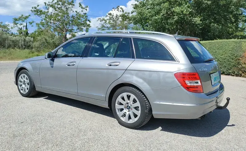 Usado Mercedes C200 136 CV (100 kW) 2011 Gris Familiar