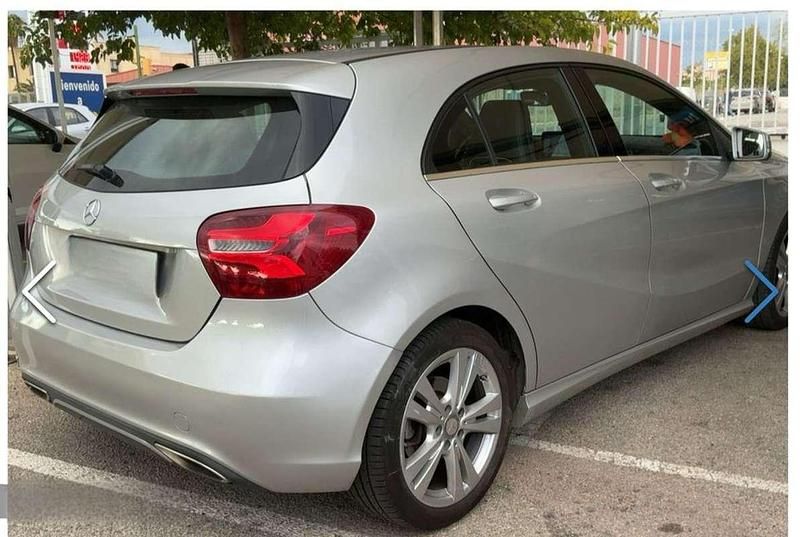 Usado Mercedes A180 122 CV (89 kW) 2017 Gris Utilitario