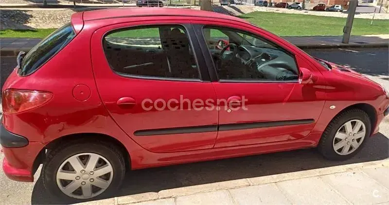 Usado Peugeot 206 75 CV (55 kW) 2005 Rojo Berlina