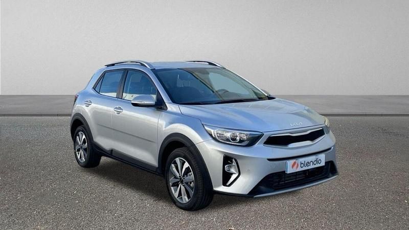 Usado Kia Stonic 100 CV (73 kW) 2024 Gris SUV