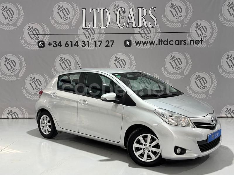 Gris / plata Usado 2014 Toyota Yaris Live Berlina | 9390 € (Buen precio) - Imagen 1/4