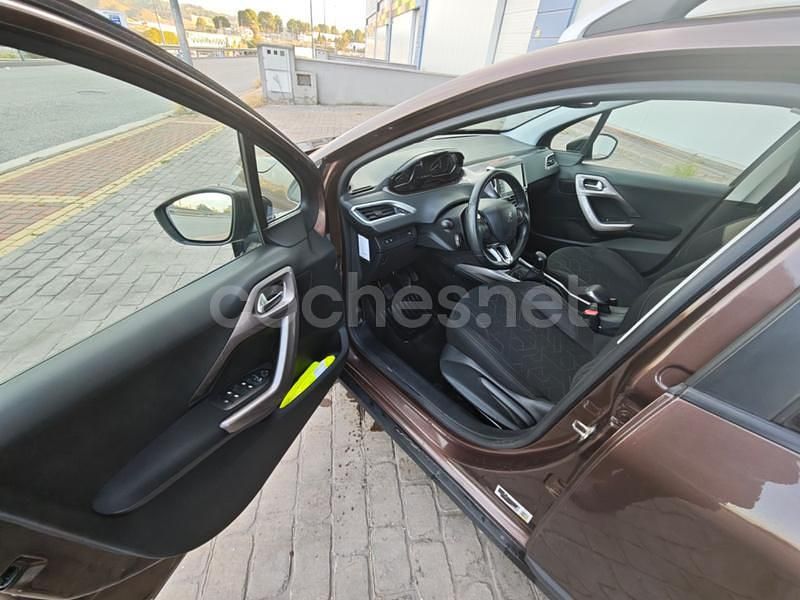 Usado Peugeot 2008 Allure 120 CV (88 kW) 2013 Marrón SUV