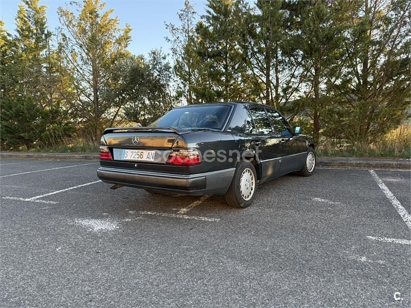 Usado Mercedes E230 150 CV (110 kW) 1994 Negro Berlina