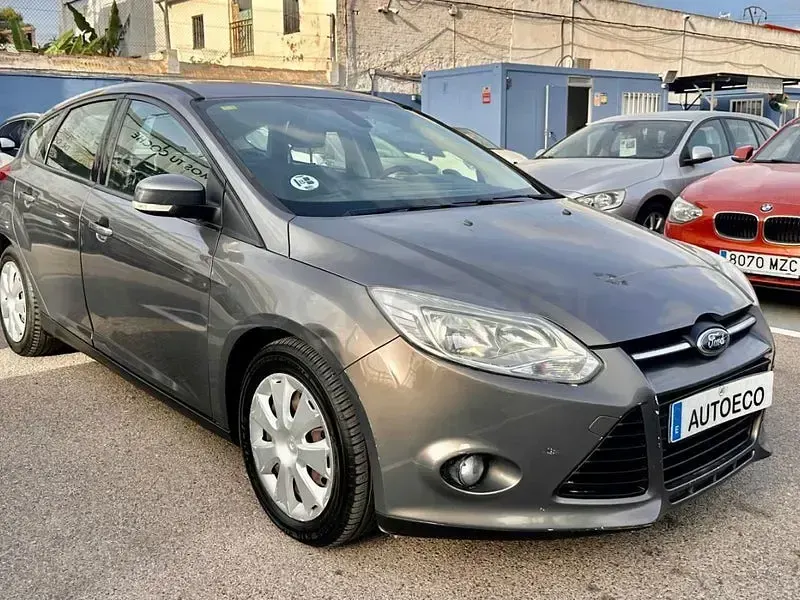Usado Ford Focus Trend 115 CV (84 kW) 2011 Marrón Berlina