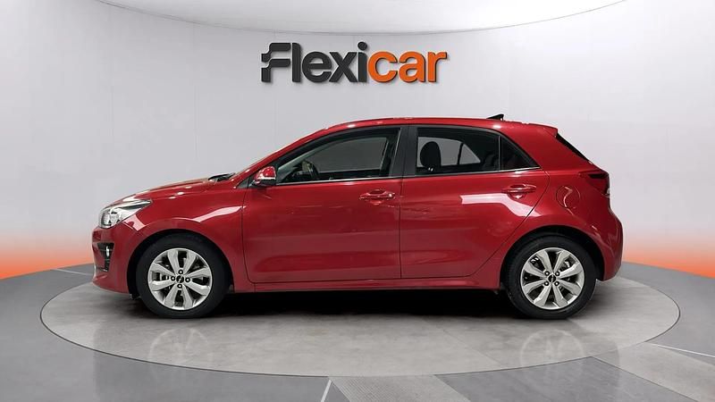 Usado Kia Rio 101 CV (74 kW) 2022 Rojo Berlina
