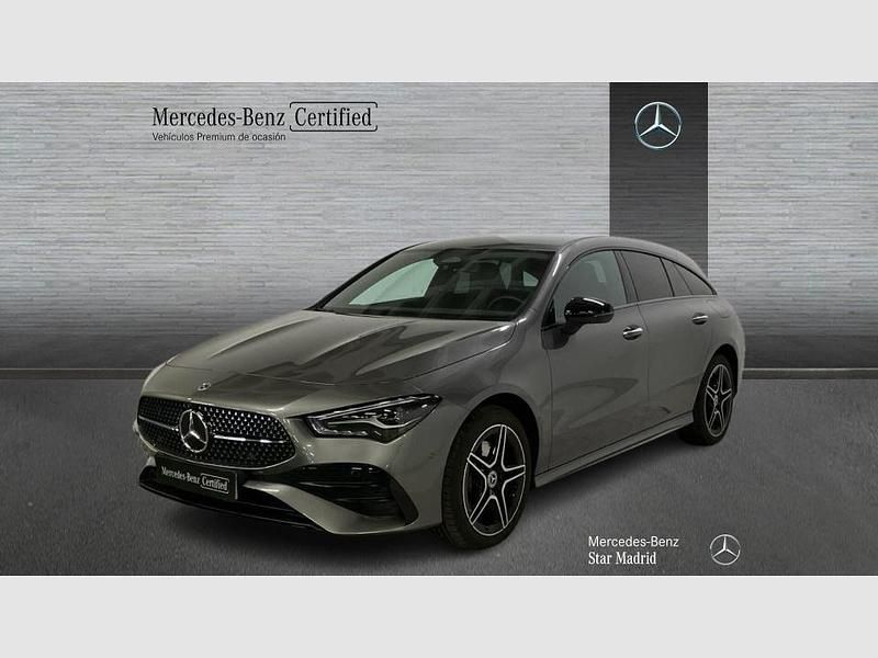 Gris montaña magno (manufaktur) Usado 2025 Mercedes CLA250e Shooting Brake Familiar | 43.990 € (Un poco caro) - Imagen 1/4