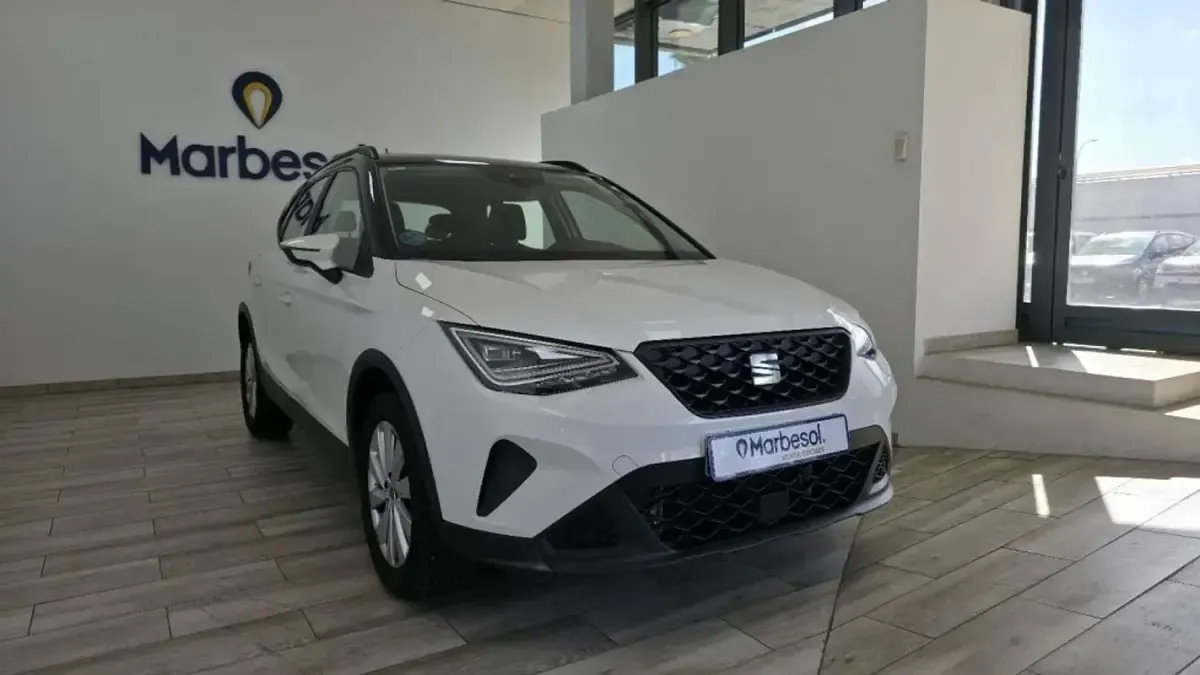 Usado Seat Arona Ecomotive 110 CV (80 kW) 2022 Blanco SUV