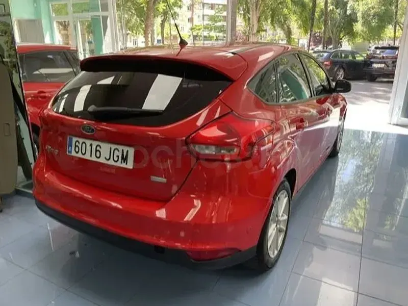 Usado Ford Focus Titanium 125 CV (91 kW) 2015 Rojo Berlina