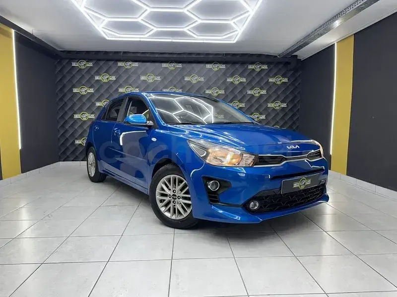 Usado Kia Rio 100 CV (73 kW) 2022 Azul Berlina