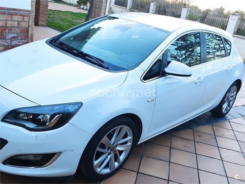 Usado Opel Astra Excellence 140 CV (102 kW) 2014 Blanco Berlina