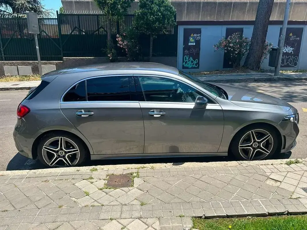 Usado Mercedes A180 109 CV (80 kW) 2019 Gris Utilitario