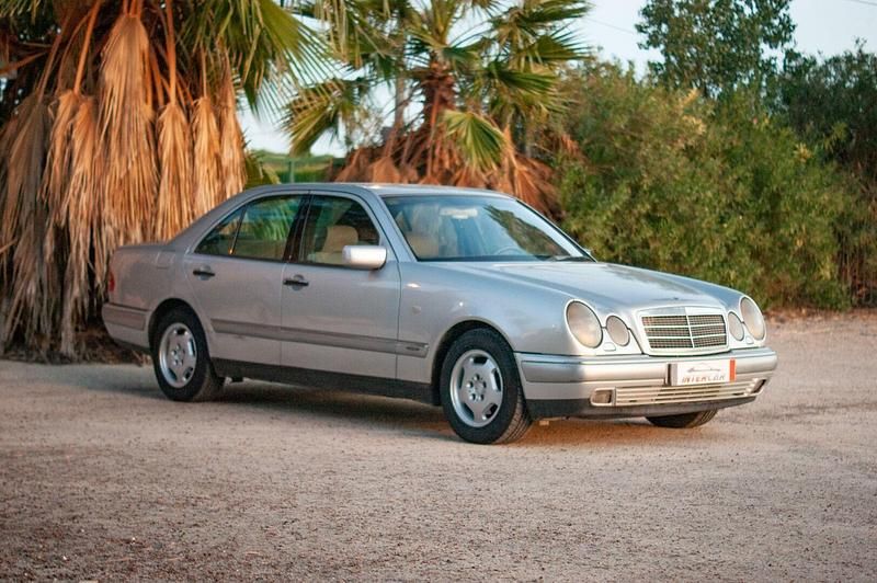 Gris Usado 1995 Mercedes E300 Elegance Berlina | 2500 € - Imagen 1/4