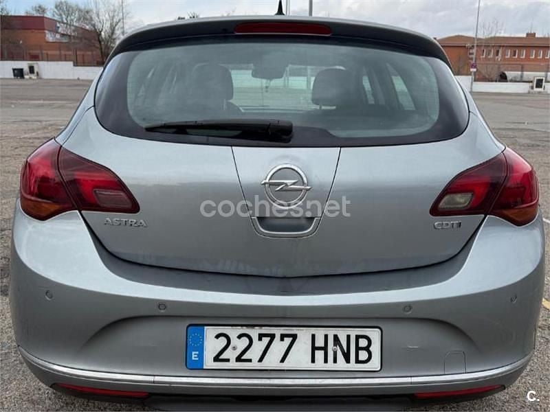 Usado Opel Astra Excellence 110 CV (80 kW) 2012 Gris / plata Berlina