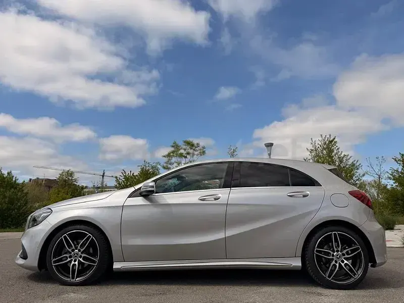 Usado Mercedes A200 150 CV (110 kW) 2018 Gris / plata Berlina