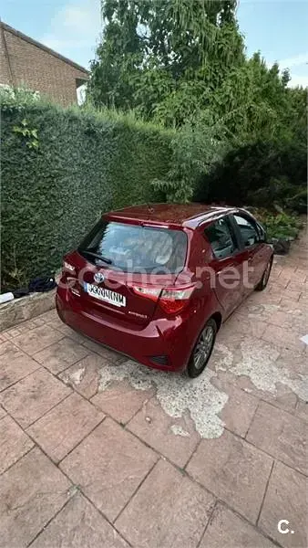 Usado Toyota Yaris Hybrid Advance 100 CV (73 kW) 2018 Granate Berlina