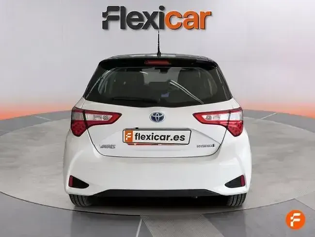 Usado Toyota Yaris Hybrid Active 100 CV (73 kW) 2019 Blanco Berlina