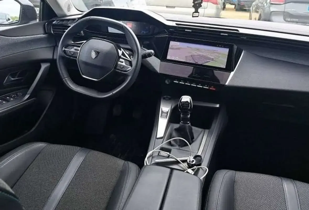 Usado Peugeot 308 Allure 131 CV (96 kW) 2023 Negro Familiar