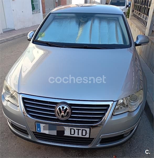 Usado VW Passat Highline 140 CV (102 kW) 2005 Gris / plata Berlina