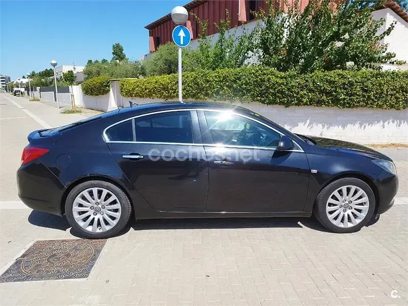 Usado Opel Insignia Cosmo 130 CV (95 kW) 2010 Negro Berlina