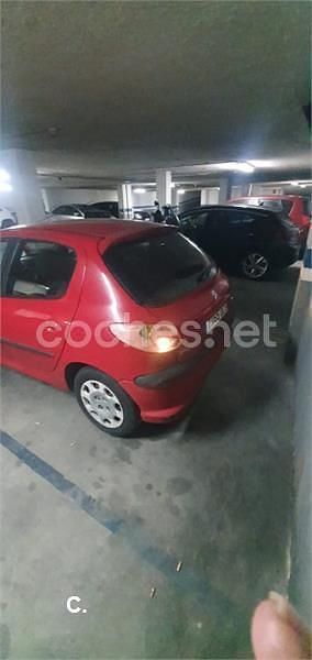 Usado Peugeot 206 70 CV (51 kW) 2005 Rojo Berlina