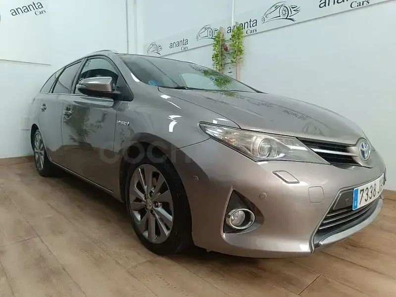 Usado Toyota Auris Hybrid Advance 136 CV (100 kW) 2013 Marrón Familiar