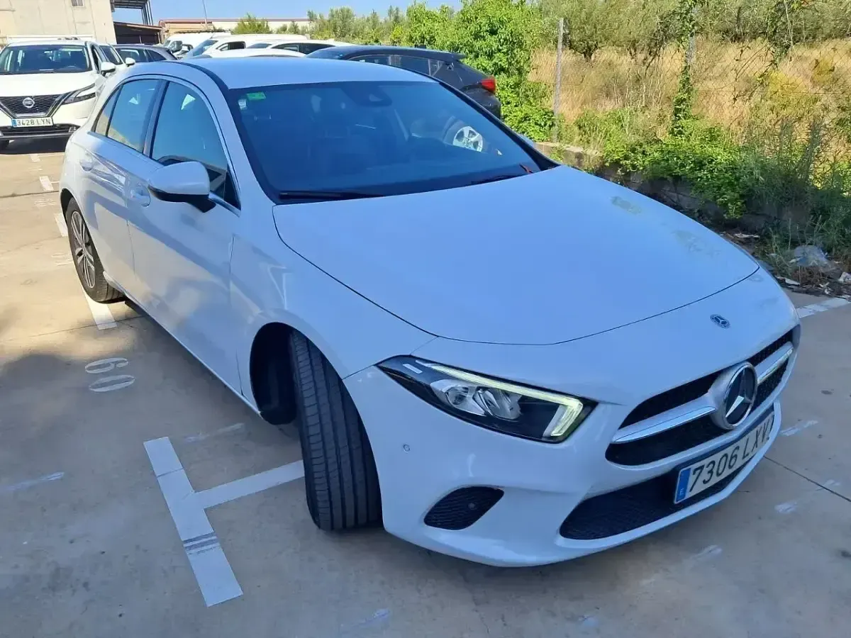 Usado Mercedes A180 116 CV (85 kW) 2022 Azul Utilitario