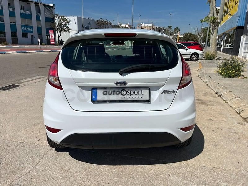 Usado Ford Fiesta Trend 75 CV (55 kW) 2016 Blanco Utilitario