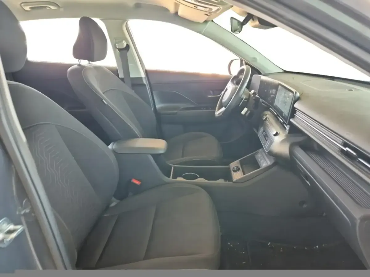 Usado Hyundai Kona 140 CV (102 kW) 2024 Gris/plata SUV