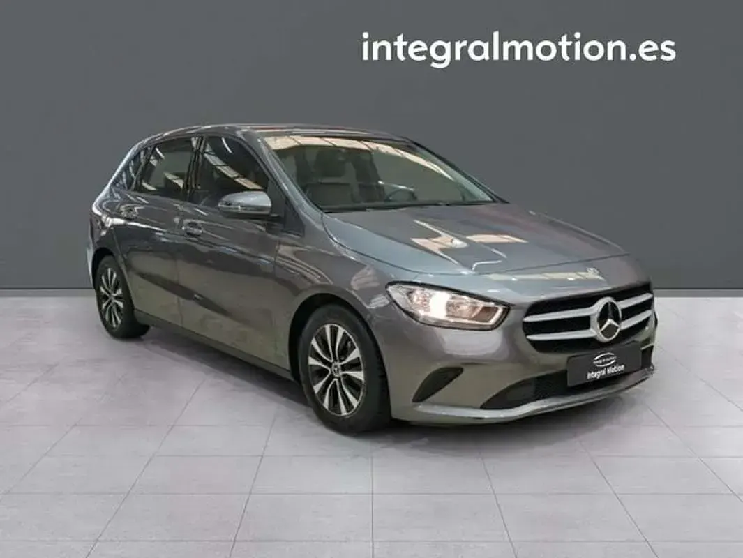 Usado Mercedes B180 136 CV (100 kW) 2020 Gris Utilitario