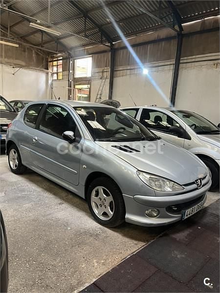 Usado Peugeot 206 70 CV (51 kW) 2005 Gris / plata Berlina