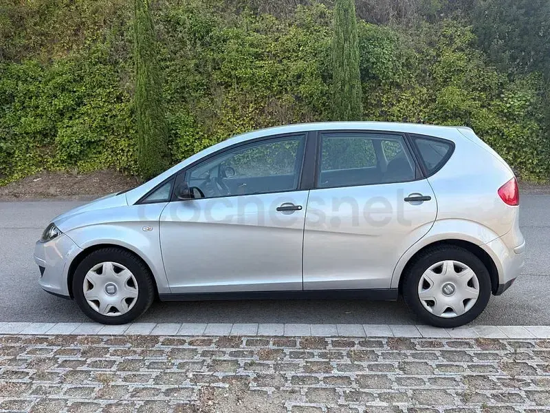 Usado Seat Altea Reference 105 CV (77 kW) 2006 Gris / plata Monovolumen