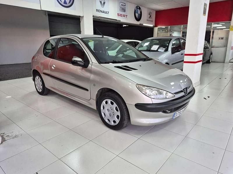 Usado Peugeot 206 69 CV (50 kW) 2005 Plateado Utilitario