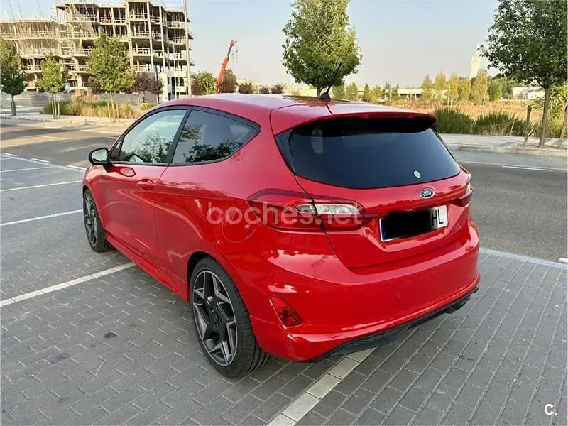 Usado Ford Fiesta 140 CV (102 kW) 2018 Rojo Utilitario