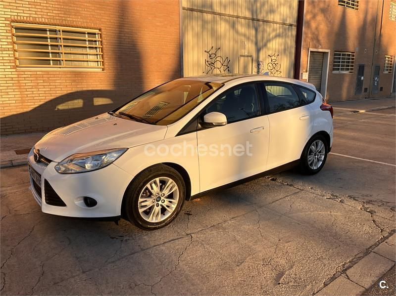 Usado Ford Focus Trend 105 CV (77 kW) 2011 Blanco Berlina