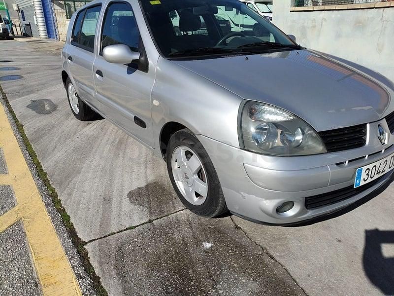 Usado Renault Clio II Expression 85 CV (62 kW) 2005 Gris / plata Berlina
